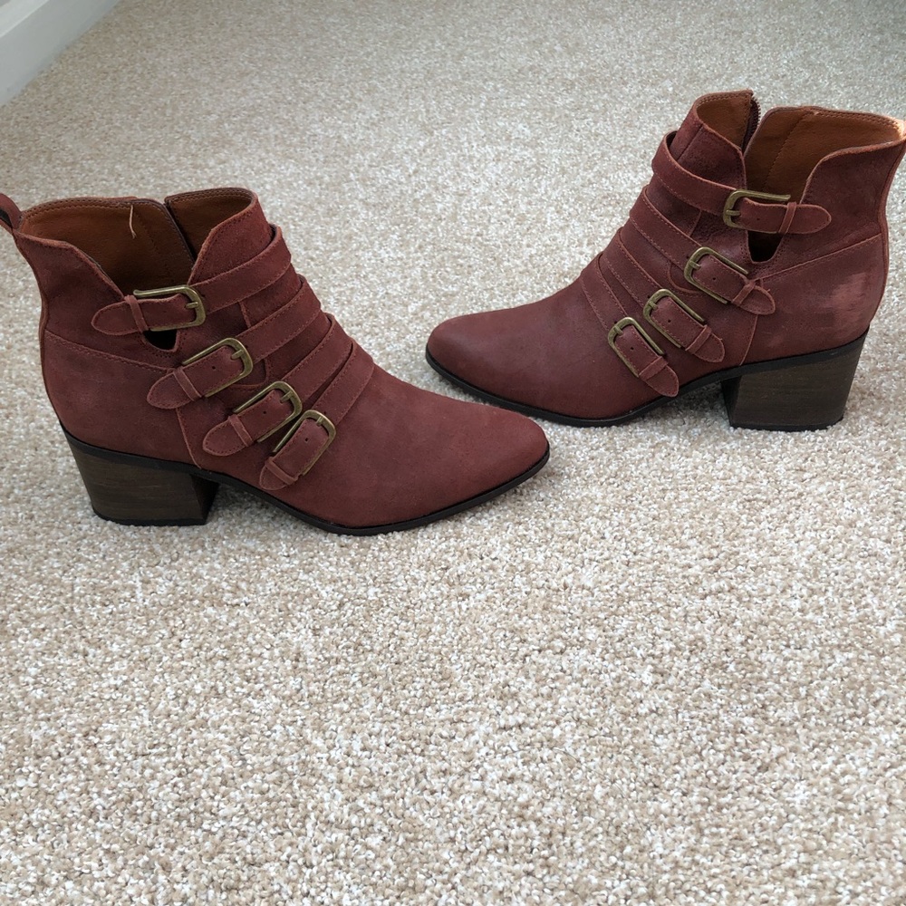 Lucky Brand ankle boots. With side buckles.